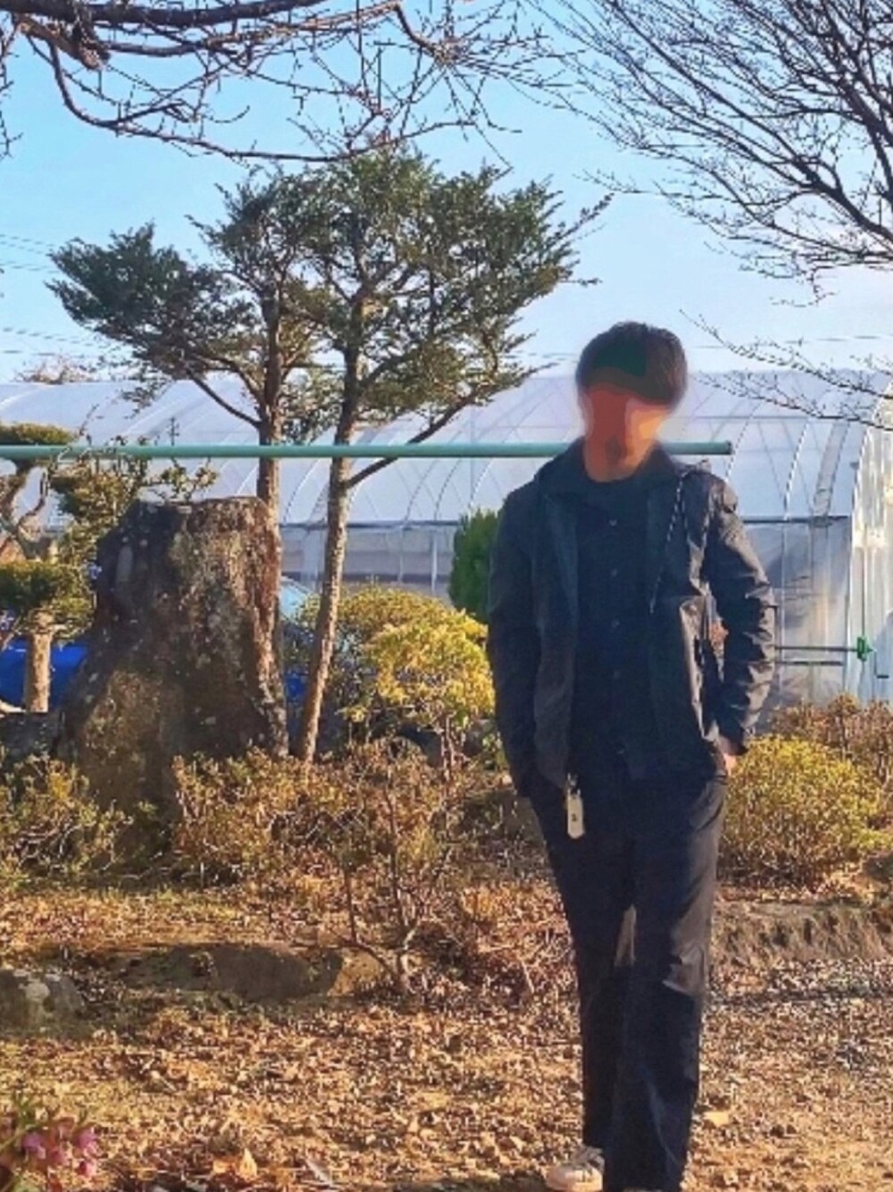 ブラック系のナイロンジャケット、ブラック系のシャツ/ブラウス、ブラック系のニット/セーターを着用したメンズの春コーディネートの1枚目の写真