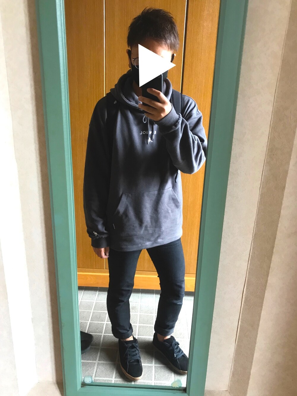 「カジュアルコーデ、お洒落さんとつながりたい、低身長、黒、めがね、KANGOL」｜「KANGOLの【KANGOL】バックプリントパーカー（パーカー、ブラック系）」を使った、たくやさん（メンズ・166cm）の秋コーディネートの1枚目の写真
