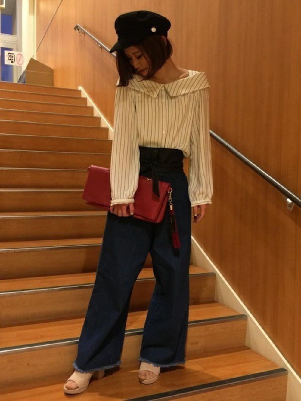 その他のシャツ/ブラウス、その他のデニムパンツ、ベージュ系のサンダルを着用したレディースの冬コーディネートの1枚目の写真