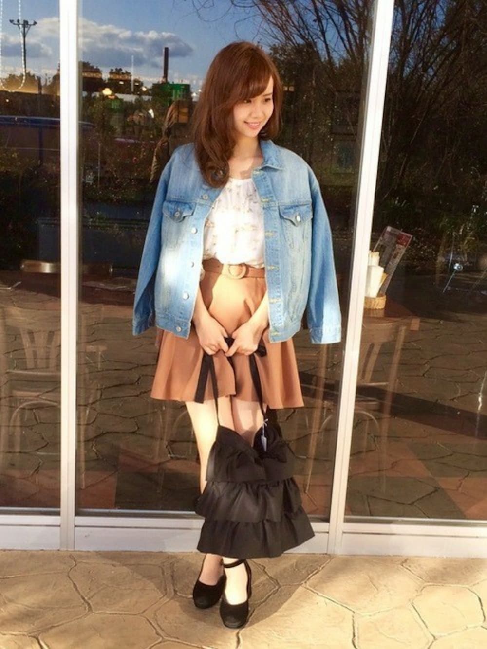 「INGNI、オーバーサイズ、春コーデ、刺繍ブラウス、ビッグGジャン」｜「INGNIのチュール刺繍オフショルトップス/レディーストップス-2017ＳＳ-（Tシャツ/カットソー、ホワイト系）」を使った、INGNI（イング）さん（レディース・161cm）の春コーディネートの1枚目の写真