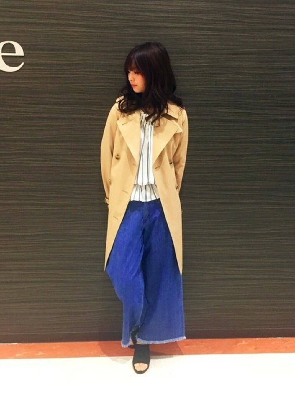 その他のTシャツ/カットソー、その他のデニムパンツ、ベージュ系のトレンチコートを着用したレディースの春コーディネートの1枚目の写真