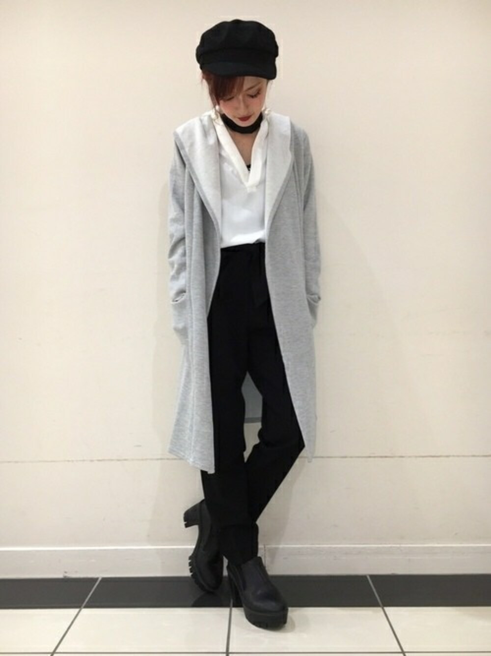 ホワイト系のシャツ/ブラウス、ブラック系のその他パンツ、グレー系のその他アウターを着用したレディースの春コーディネートの1枚目の写真