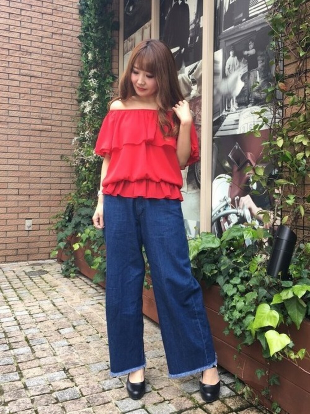 レッド系のTシャツ/カットソー、その他のデニムパンツを着用したレディースの春コーディネートの1枚目の写真