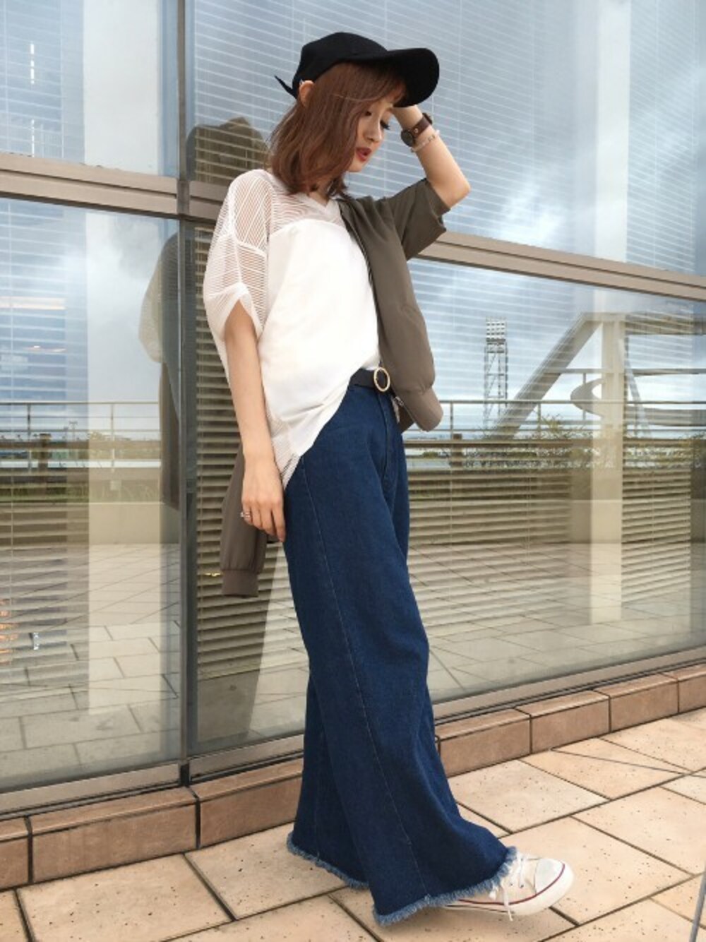 ホワイト系のTシャツ/カットソー、その他のデニムパンツ、グリーン系のMA-1を着用したレディースの春コーディネートの1枚目の写真