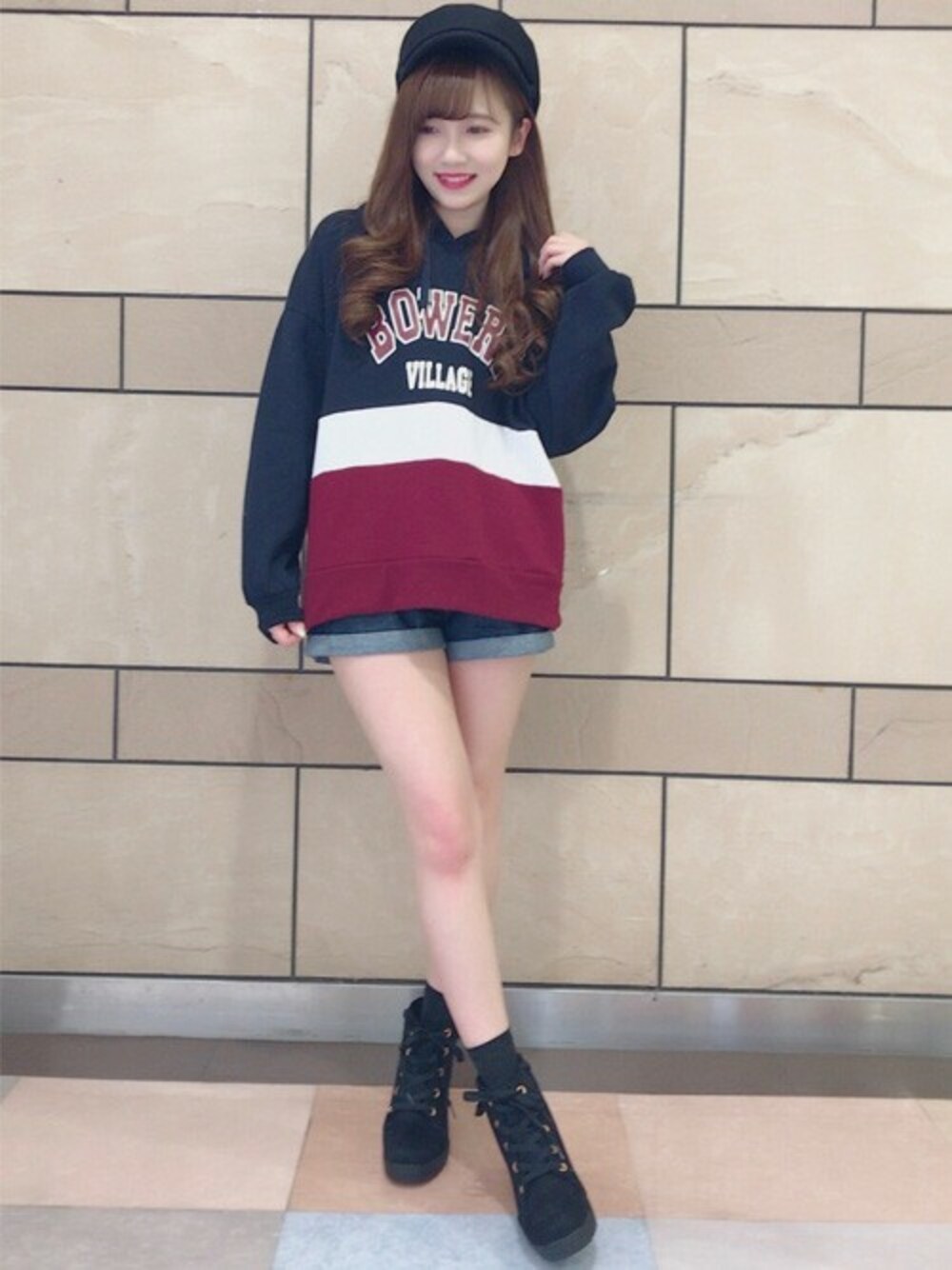 「ビッグシルエット、カジュアル、パーカー、ショートパンツ、冬コーデ、INGNI、ootd、ロゴパーカー」｜「INGNIのカレッジロゴ3カラー配色パーカーチュニック2017-AW-（パーカー、ブルー系）」を使った、INGNI（イング）さん（レディース・154cm）の冬コーディネートの1枚目の写真