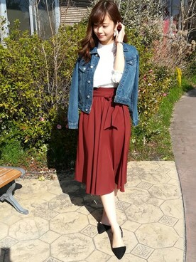 「肩掛け」｜「アイテム（デニムジャケット）」を使った、INGNI（イング）さん（レディース・161cm）の春コーディネート