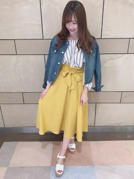 「肩掛け」｜「アイテム（デニムジャケット）」を使った、INGNI（イング）さん（レディース・154cm）の春コーディネート