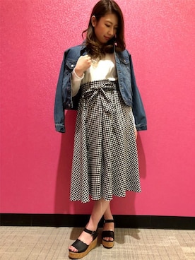 「肩掛け」｜「アイテム（デニムジャケット）」を使った、INGNI（イング）さん（レディース・155cm）の春コーディネート