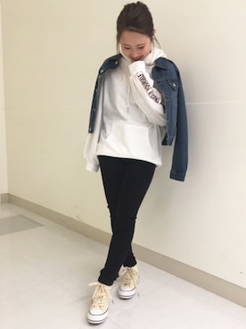 「肩掛け」｜「アイテム（デニムジャケット）」を使った、INGNI（イング）さん（レディース・150cm）の春コーディネート