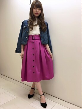 「肩掛け」｜「アイテム（デニムジャケット）」を使った、INGNI（イング）さん（レディース・161cm）の春コーディネート