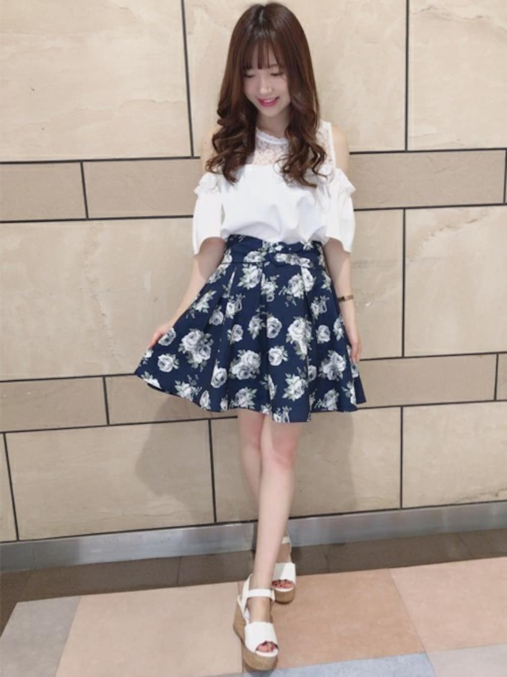 ホワイト系のTシャツ/カットソー、ブルー系のスカート、ホワイト系のサンダルを着用したレディースの夏コーディネートの1枚目の写真