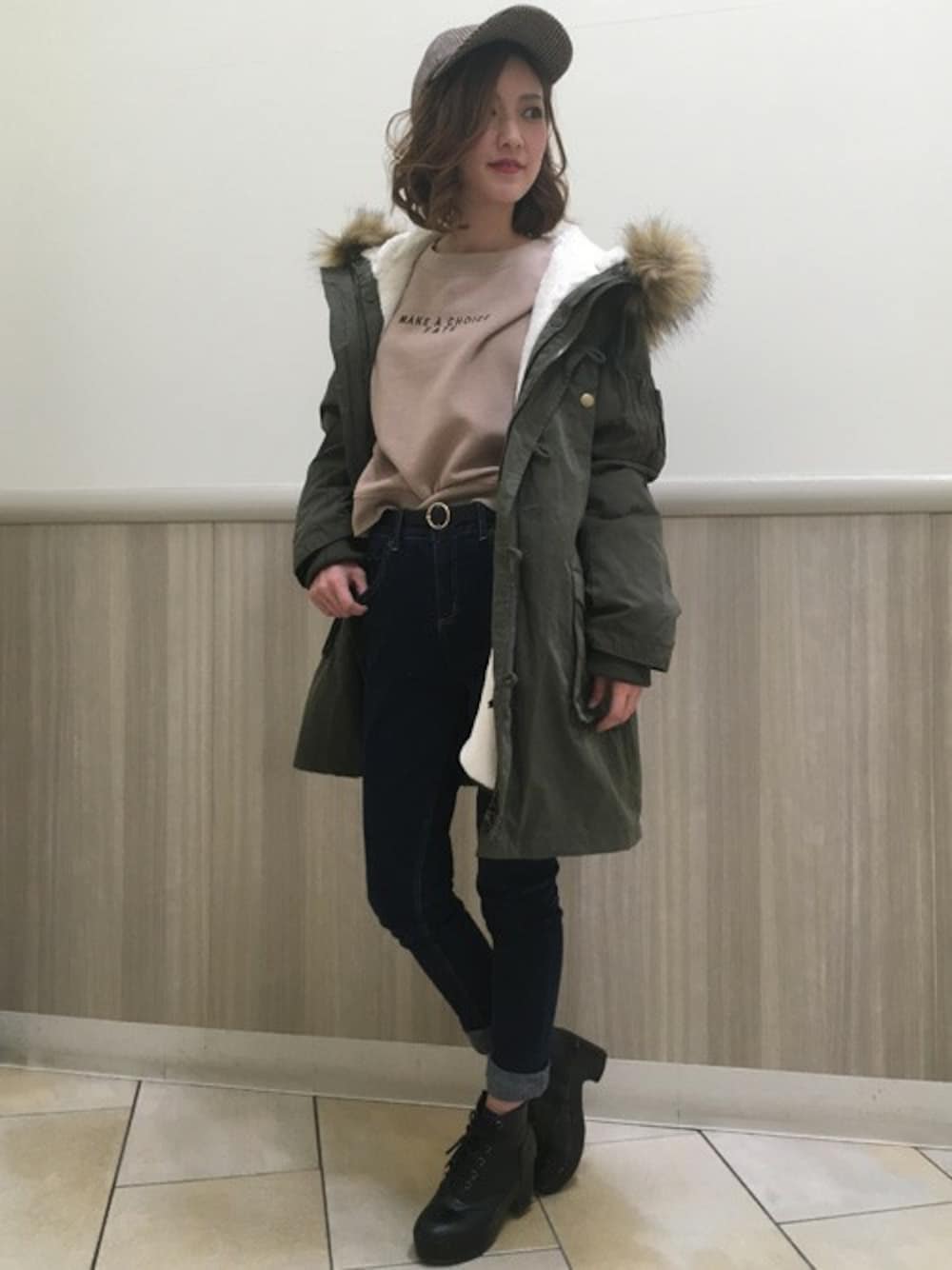「デニム、ミリタリー、カジュアル、冬コーデ、INGNI、ロゴスウェット、N3B、ootd、スキニーデニム、outfit」｜「INGNIのちびロゴ／スウェットトップス（スウェット、ベージュ系）」を使った、INGNI（イング）さん（レディース・156cm）の秋コーディネートの1枚目の写真
