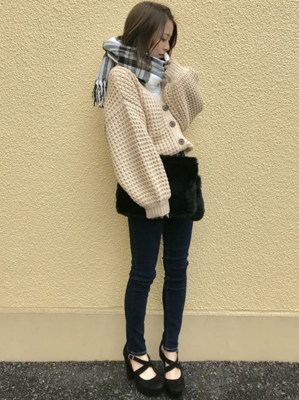 ホワイト系のTシャツ/カットソー、ベージュ系のカーディガン/ボレロ、ブルー系のその他パンツを着用したレディースの秋コーディネートの1枚目の写真