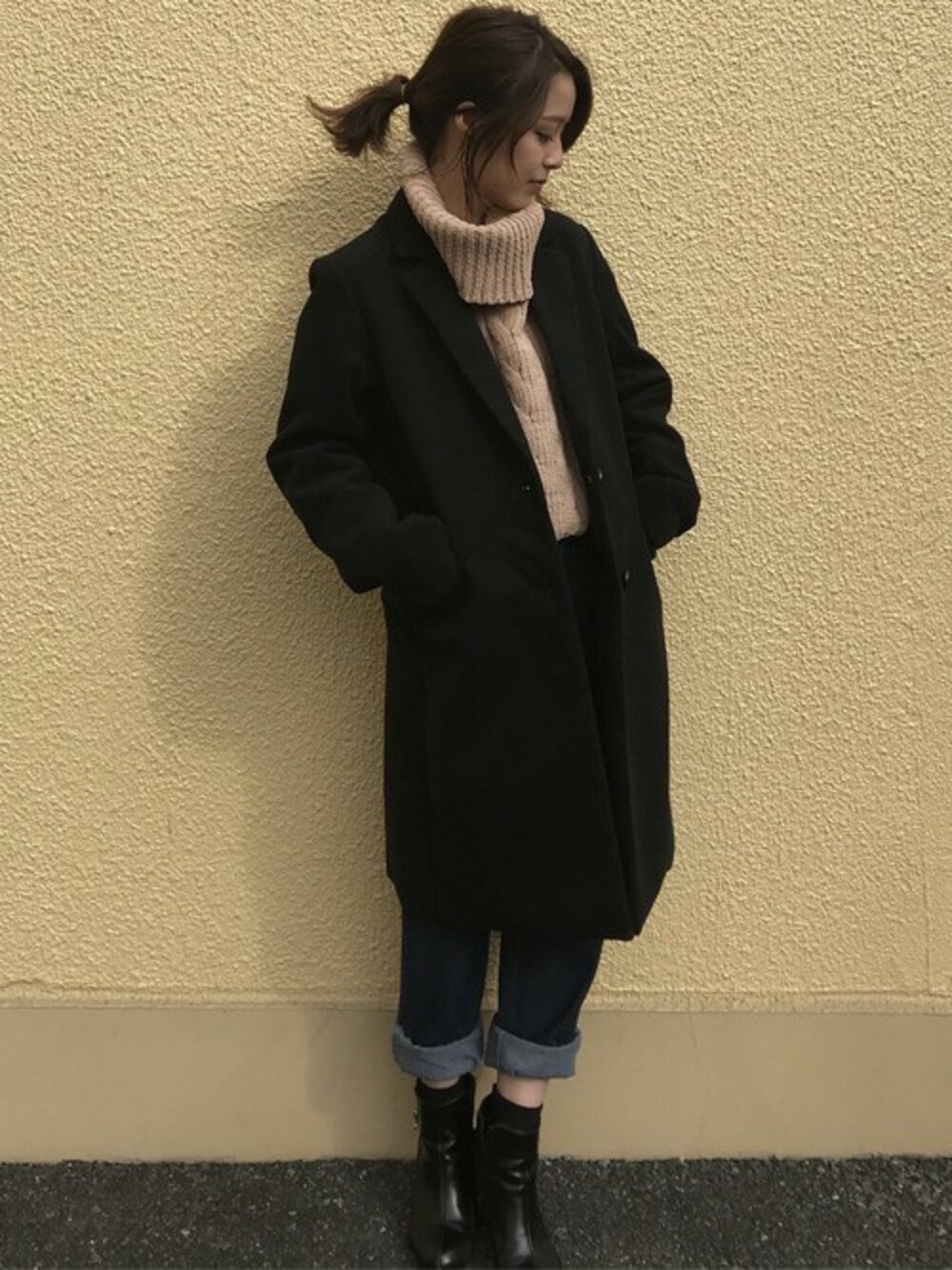 ベージュ系のニット/セーター、ブルー系のその他パンツ、ブラック系のチェスターコートを着用したレディースの秋コーディネートの1枚目の写真