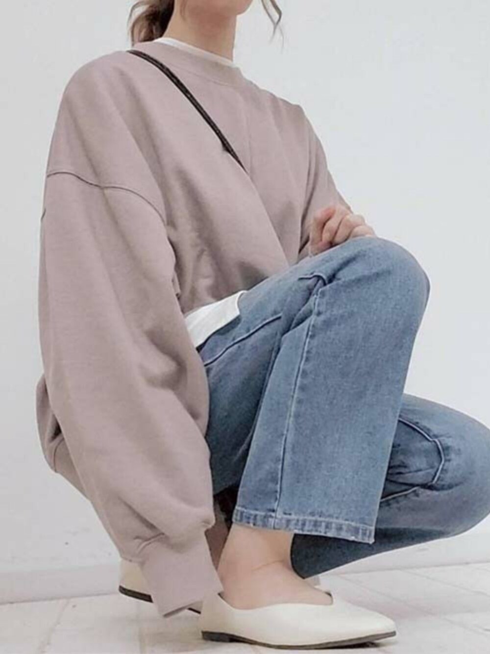 「スウェット、デニム、レイヤードスタイル、INGNI、ファッション、ootd、コーディネート、outfit、おしゃれさんと繋がりたい、いいね、save、フォローお願いします🤑」｜「INGNIのスウェットBIGプルオーバー（スウェット、パープル系）」を使った、INGNI（イング）さん（レディース・157cm）の春コーディネートの1枚目の写真