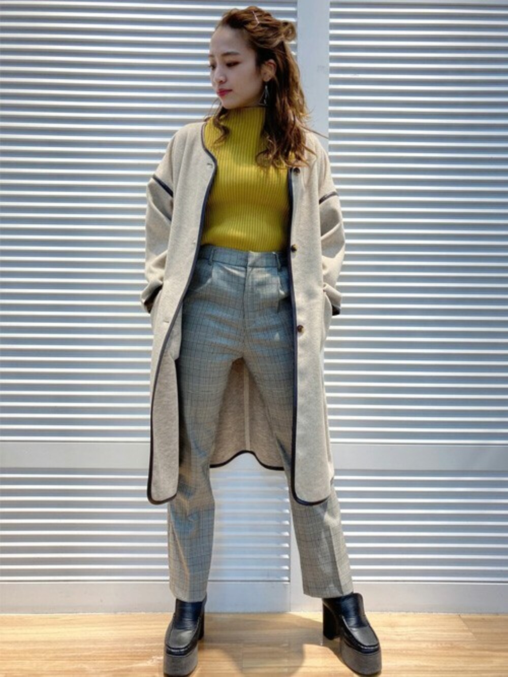 「トレンド、コーディネート、outfit、おしゃれさんと繋がりたい、いいね、save、フォローお願いします🤑」｜「INGNIのチェック柄セミフレアセンタープレス／パンツ（その他パンツ、ブラウン系）」を使った、INGNI（イング）さん（レディース・160cm）の秋コーディネートの1枚目の写真