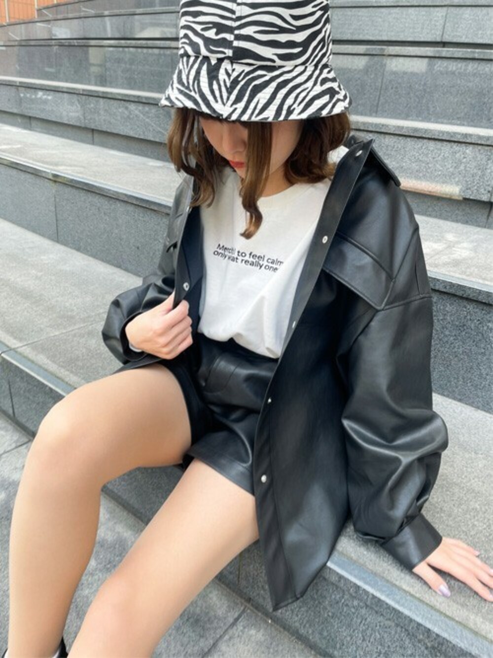 「トレンド、INGNI、プチプラ、ootd、コーディネート、outfit、お洒落さんとつながりたい、いいね、save、フォローお願いします🤑、ファッションの力を信じよう」｜「INGNIの刺繍2段ロゴロングTシャツ（Tシャツ/カットソー、ホワイト系）」を使った、INGNI（イング）さん（レディース・159cm）の冬コーディネートの1枚目の写真