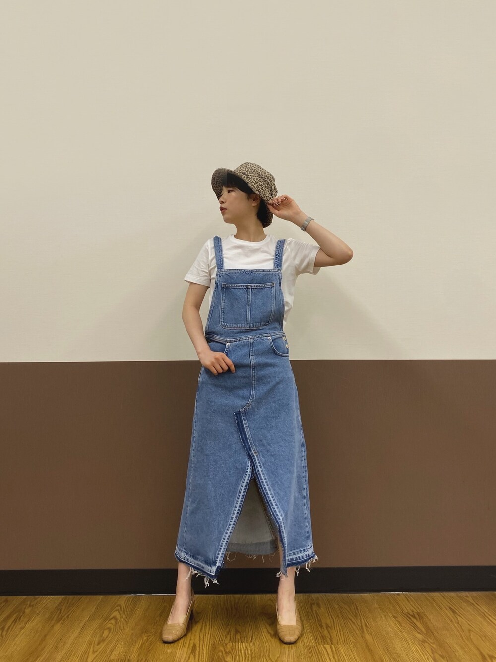 「ZARA、カジュアル、大人カジュアル、シャツスタイル、ootd、白Tシャツ、ラクチンコーデ、サロペット、サロペットスカート、夏コーデ」｜「NiCORONのロゴ刺繍バケットハット（ハット、その他）」を使った、nag,さん（レディース・163cm）の春コーディネートの1枚目の写真
