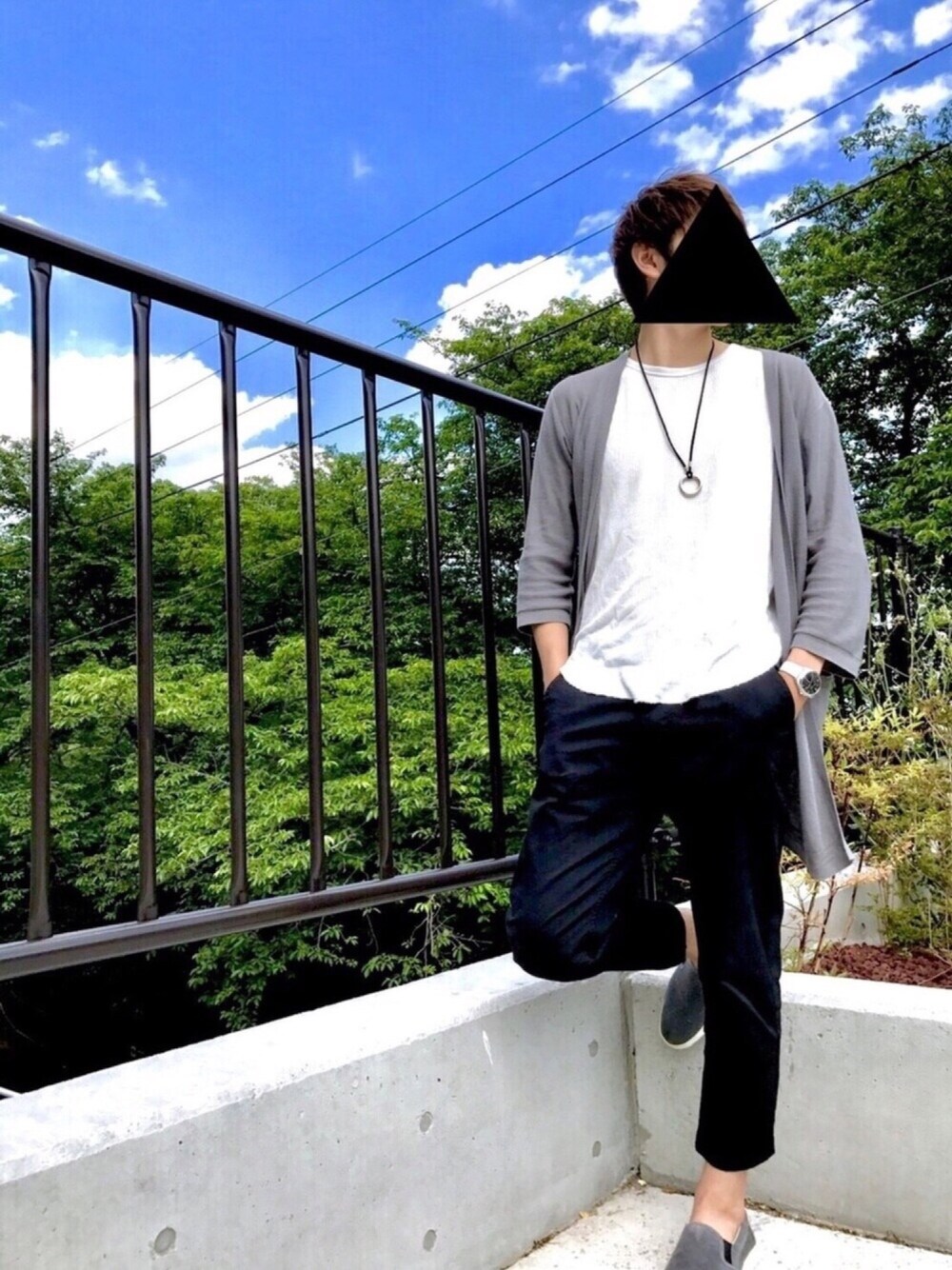 グレー系のスリッポン、ブラック系のチノパンツ、ホワイト系のTシャツ/カットソーを着用したメンズの夏コーディネートの1枚目の写真