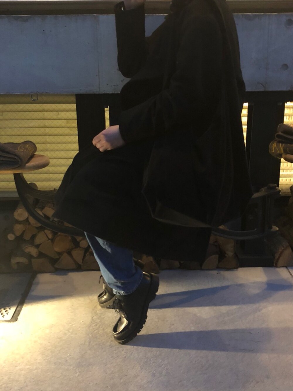 「お洒落さんとつながりたい、cafe」｜「N.HOOLYWOODのN.HOOLYWOOD DOUBLE BREASTED COAT（チェスターコート、ブラック系）」を使った、ねぎさん（メンズ・169cm）の冬コーディネートの1枚目の写真