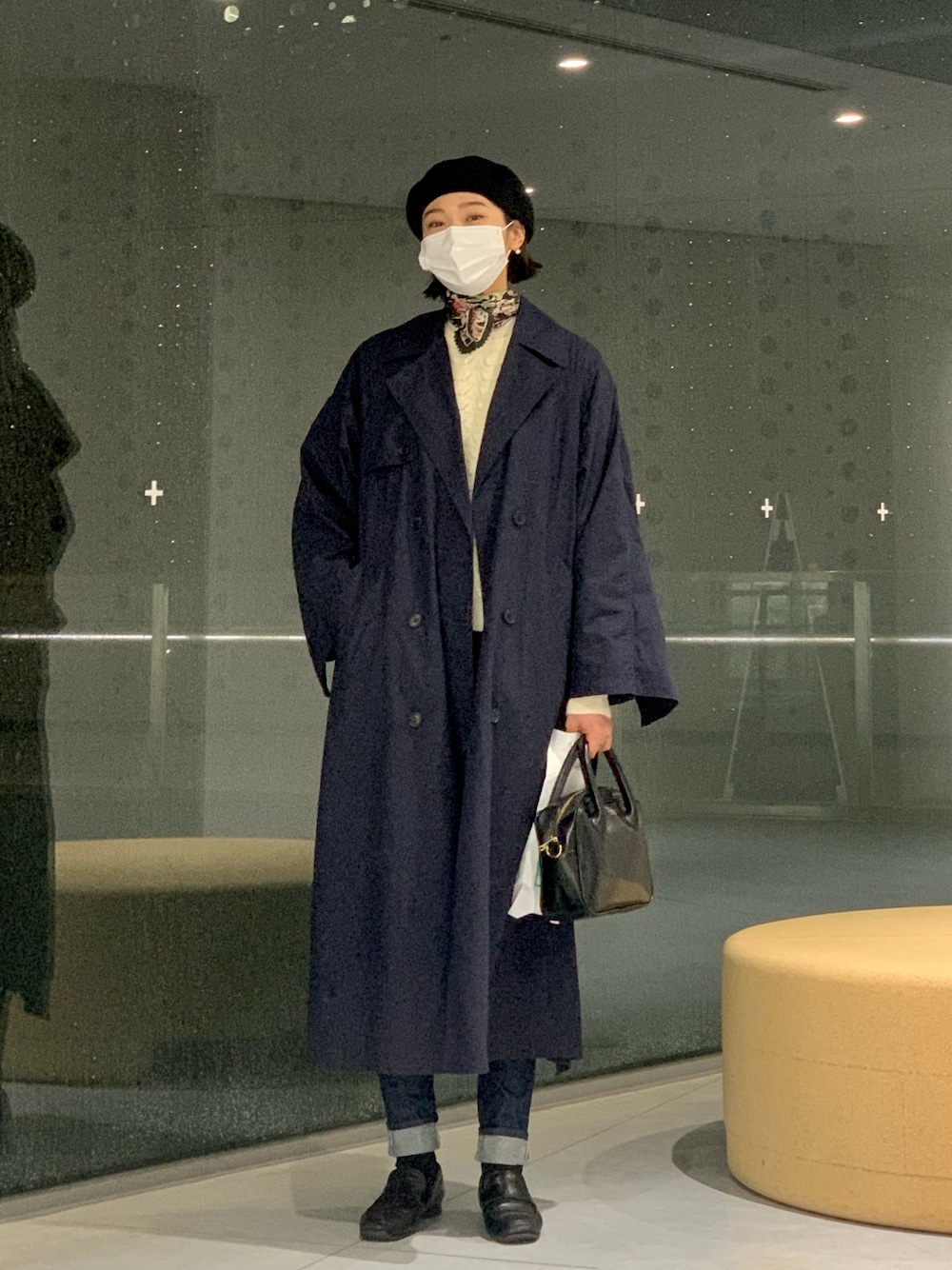 「きれいめカジュアル、ニットコーデ、デニムパンツ、トレンチコート、スカーフ、美術館コーデ、ベレー帽、スティーブンアラン、クラネ、冬コーデ」｜「BEAUTY&YOUTH UNITED ARROWSのBY ソリッドシンプルベレー帽 ◆（ハンチング/ベレー帽、ブラック系）」を使った、hoyanさん（レディース・174cm）の冬コーディネートの1枚目の写真