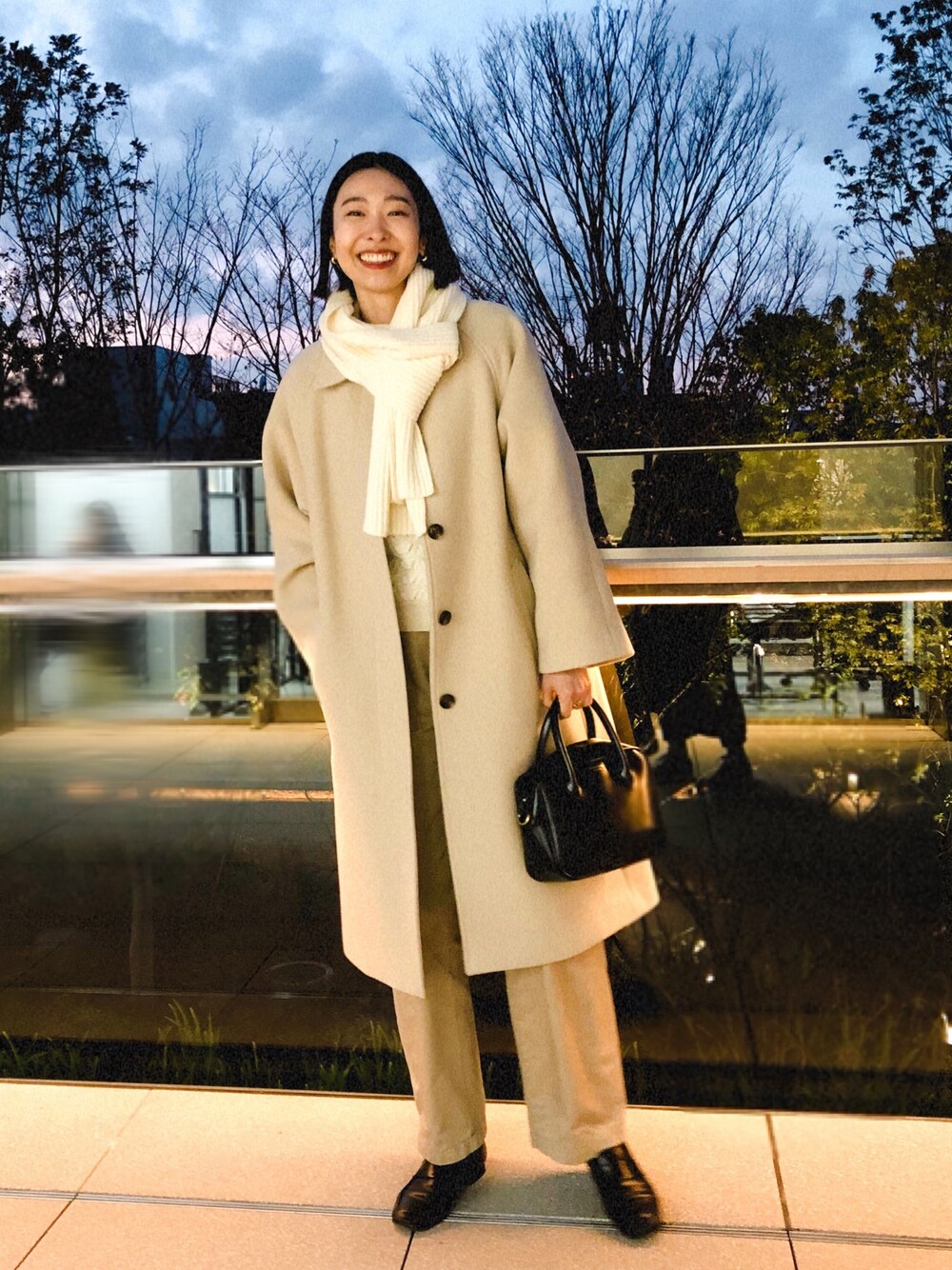 「休日スタイル、楽チンコーデ、きれいめカジュアル、高身長女子、ベージュコーデ、マフラーぐるぐる、チノパン、ユニクロ、ユナイテッドアローズ、スティーブンアラン」｜「UNIQLOのアイテム（マフラー、ホワイト系）」を使った、hoyanさん（レディース・174cm）の冬コーディネートの1枚目の写真