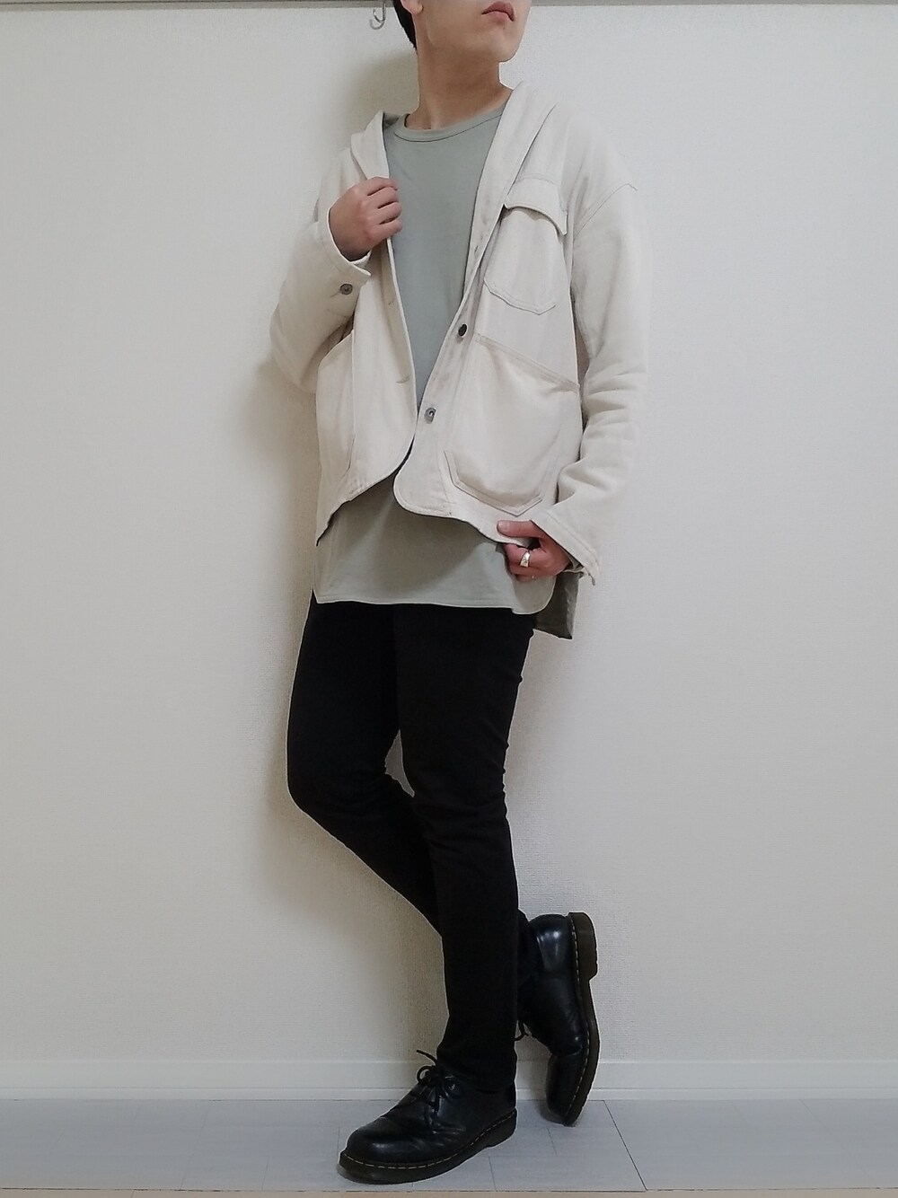 「ペールトーン、ファッション、カバーオール、グローバルワーク(GLOBAL WORK)、ドクターマーチン、緑好き、ootd、FFF、ホワイトコーデ、脚長効果」｜「GLOBAL WORKのアイテム（カバーオール、ホワイト系）」を使った、よーへいさん（メンズ・175cm）の春コーディネートの1枚目の写真