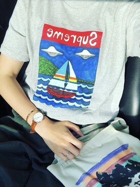 「Supreme （シュプリーム）のアイテム（Tシャツ/カットソー、グレー系）」を使った、t...さん（レディース・166cm）の夏コーディネート