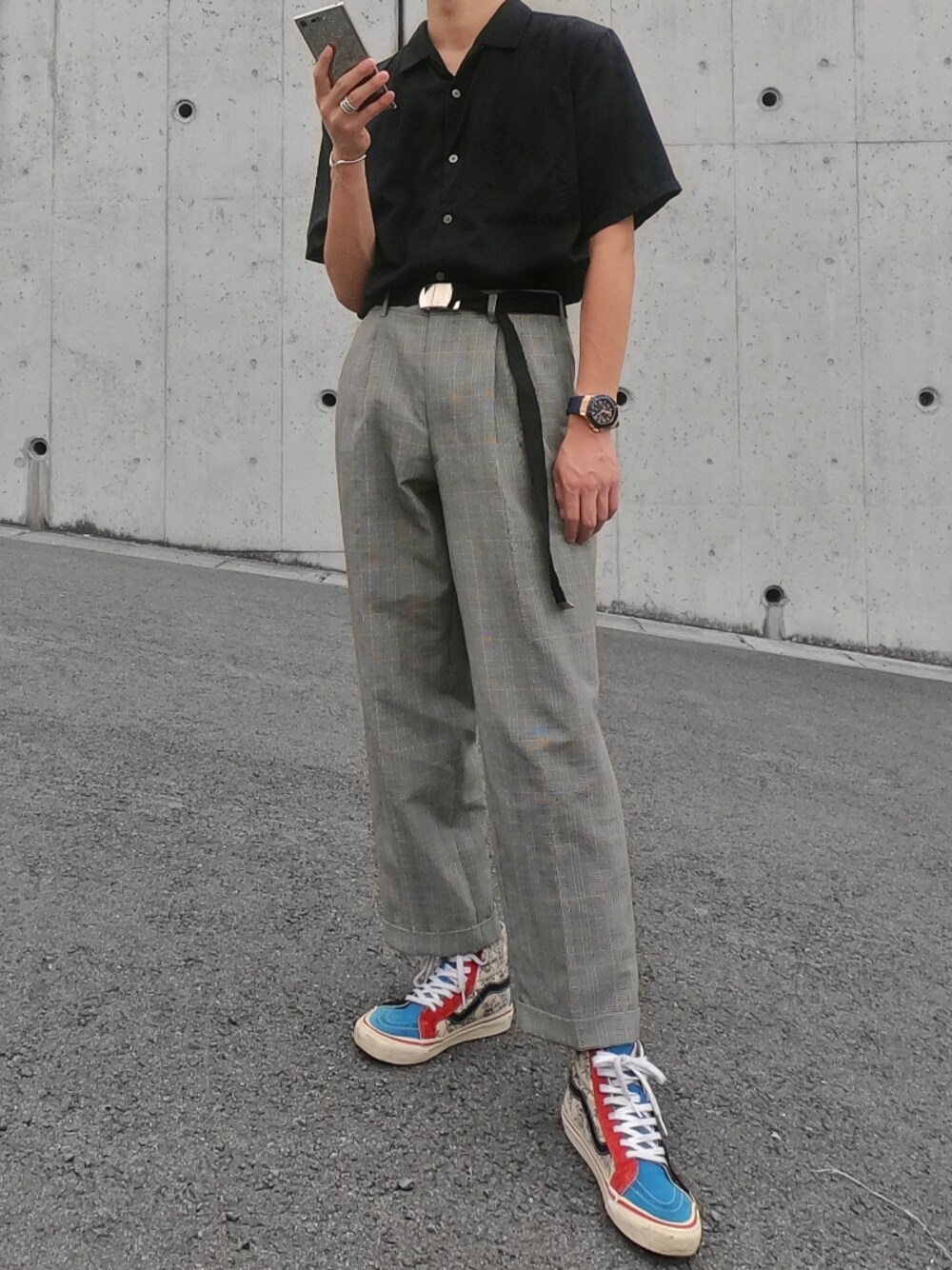 「カジュアルコーデ、ストリート、スニーカー、VANS、UNIQLO、タックイン、チェックパンツ、streetstyle、カジュアル、大人カジュアル」｜「UNIQLOのオープンカラーシャツ（半袖）（シャツ/ブラウス、ブラック系）」を使った、KOUKIさん（メンズ・176cm）の秋コーディネートの1枚目の写真