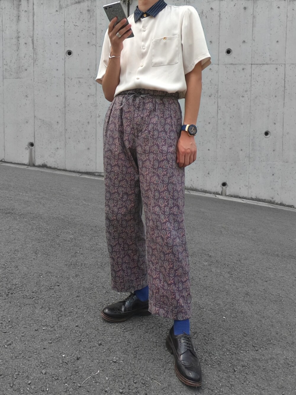 「秋のコーデ、きれいめカジュアル、オトナカジュアル、秋、ワイドパンツ、柄パンツ、ビッグシルエット、シャツスタイル、革靴、タックイン」｜「STUDIOUSの【STUDIOUS】ストライプクレリックハーフスリーブシャツ（シャツ/ブラウス、ホワイト系）」を使った、KOUKIさん（メンズ・176cm）の秋コーディネートの1枚目の写真