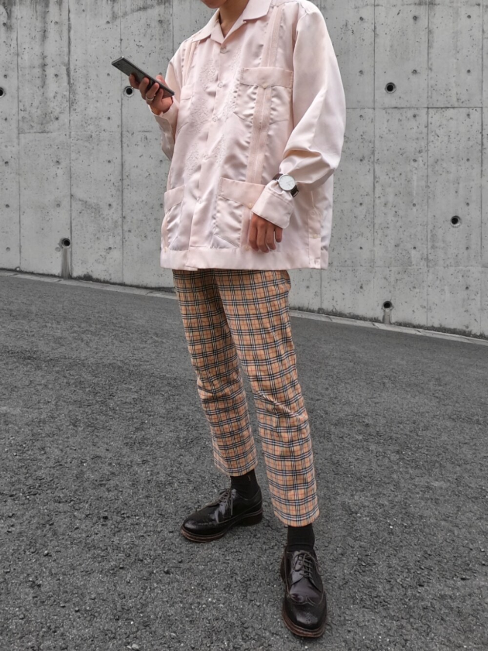 「お洒落さんとつながりたい、古着コーデ、ピンク、バーバリー、チェックパンツ、オーバーサイズ、古着、ビッグシルエット、秋のコーデ、革靴」｜「LOUIS VUITTONのアイテム（ソックス/靴下、ブラウン系）」を使った、KOUKIさん（メンズ・176cm）の秋コーディネートの1枚目の写真