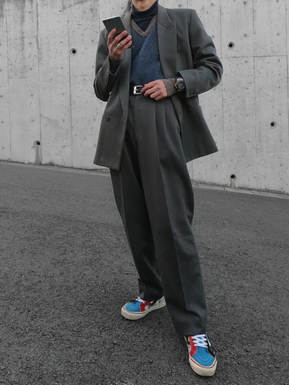 「秋コーデ、冬コーデ、古着MIX、セットアップ、ニット、スニーカー、VANS、古着、古着コーデ、大人カジュアル」｜「VANSのVANS/ SK8-HI 38（スニーカー、その他）」を使った、KOUKIさん（メンズ・176cm）の秋コーディネートの1枚目の写真