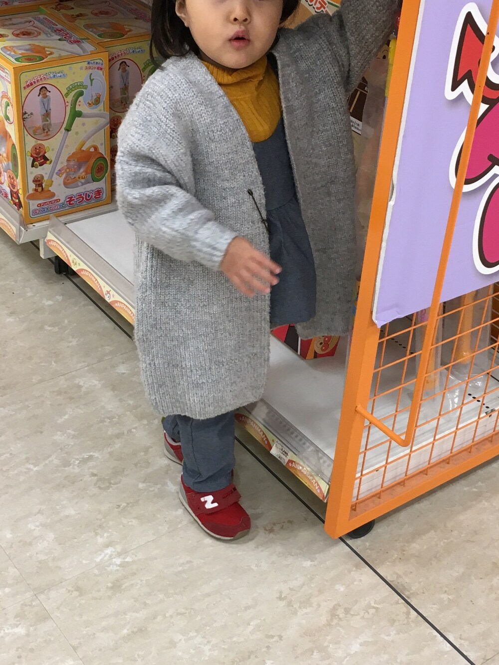 「キッズファッション、おんなのこコーデ、カーディガン、ニット、スニーカー、おしゃれさんと繋がりたい」｜「AZUL by moussyの起毛ロングニットガウン（カーディガン/ボレロ、グレー系）」を使った、まふかさん（キッズ・100cm）の秋コーディネートの1枚目の写真