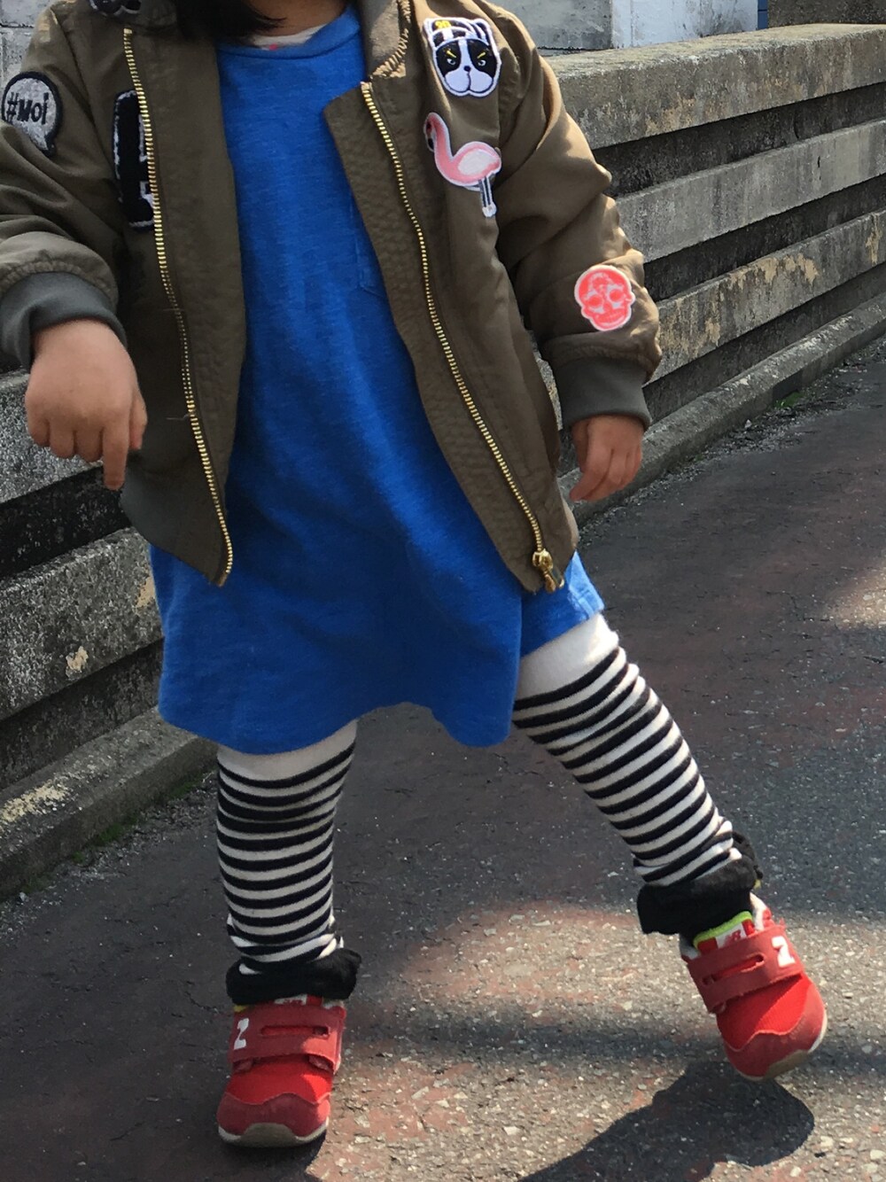 「キッズファッション、スニーカー、おんなのこコーデ、ootd、おしゃれさんと繋がりたい、MA-1、女の子、キッズコーデ」｜「petit mainの背中ナンバーデザインＴシャツワンピース（ワンピース、ブルー系）」を使った、まふかさん（キッズ・100cm）の秋コーディネートの1枚目の写真
