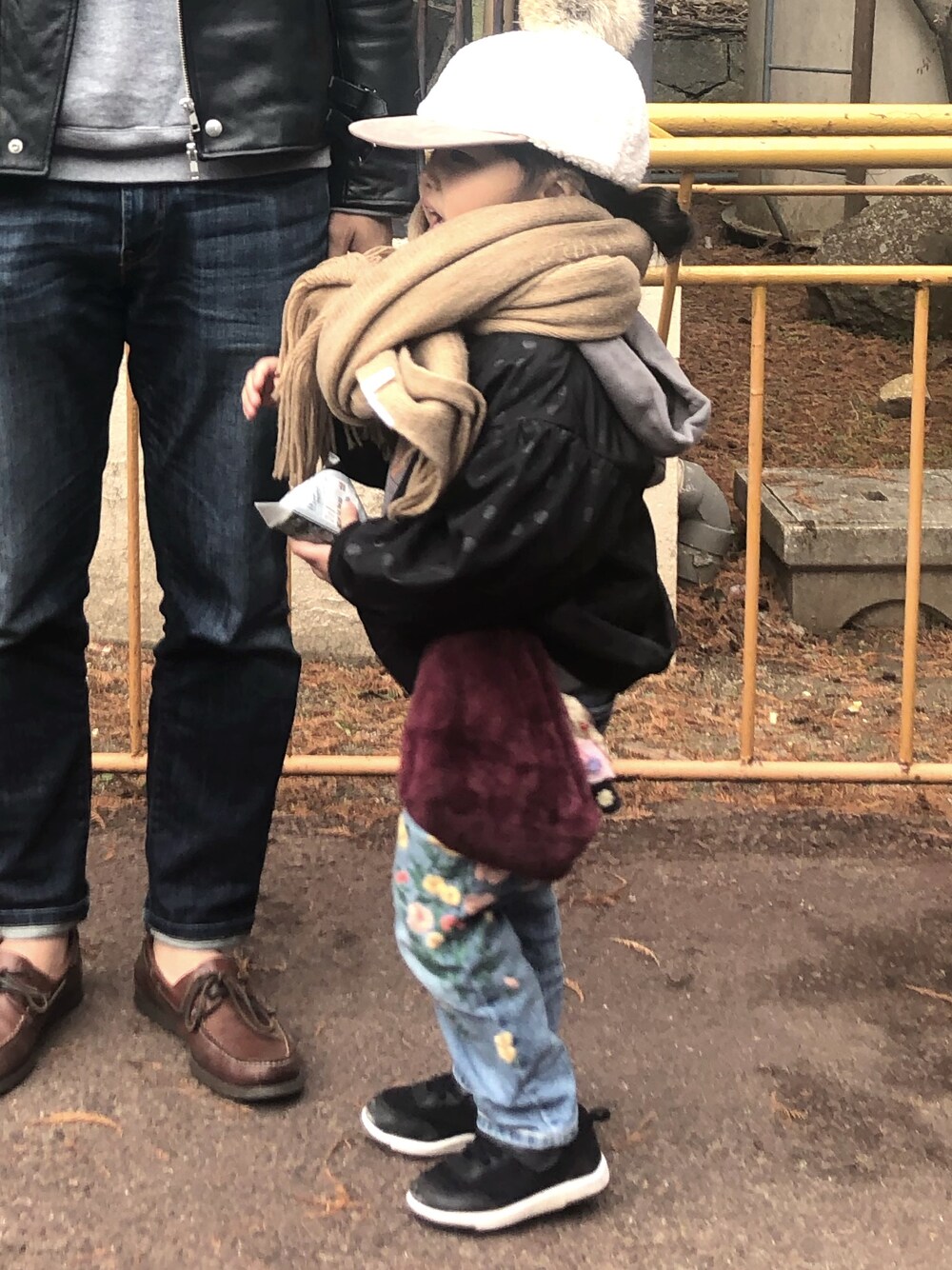 「休日スタイル、休日コーデ、女の子、デニムパンツ、kidsfashion、キャップ」｜「FITHのアイテム（デニムパンツ、ブルー系）」を使った、まふかさん（キッズ・100cm）の春コーディネートの1枚目の写真