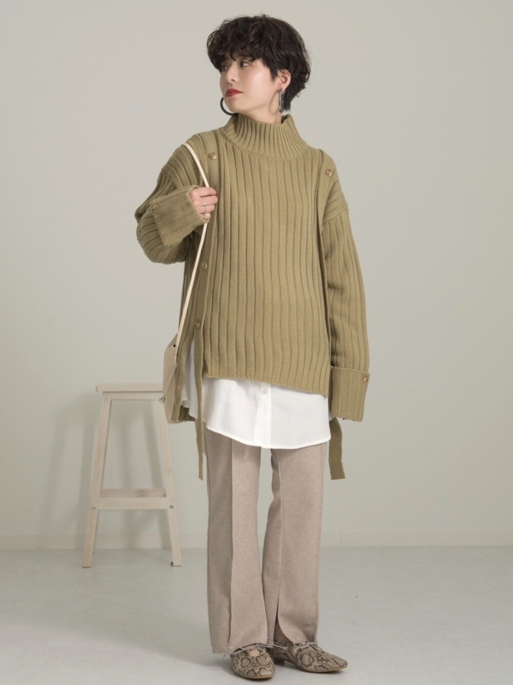 ホワイト系のシャツ/ブラウス、グレー系のその他パンツ、グリーン系のニット/セーターを着用したレディースの秋コーディネートの1枚目の写真
