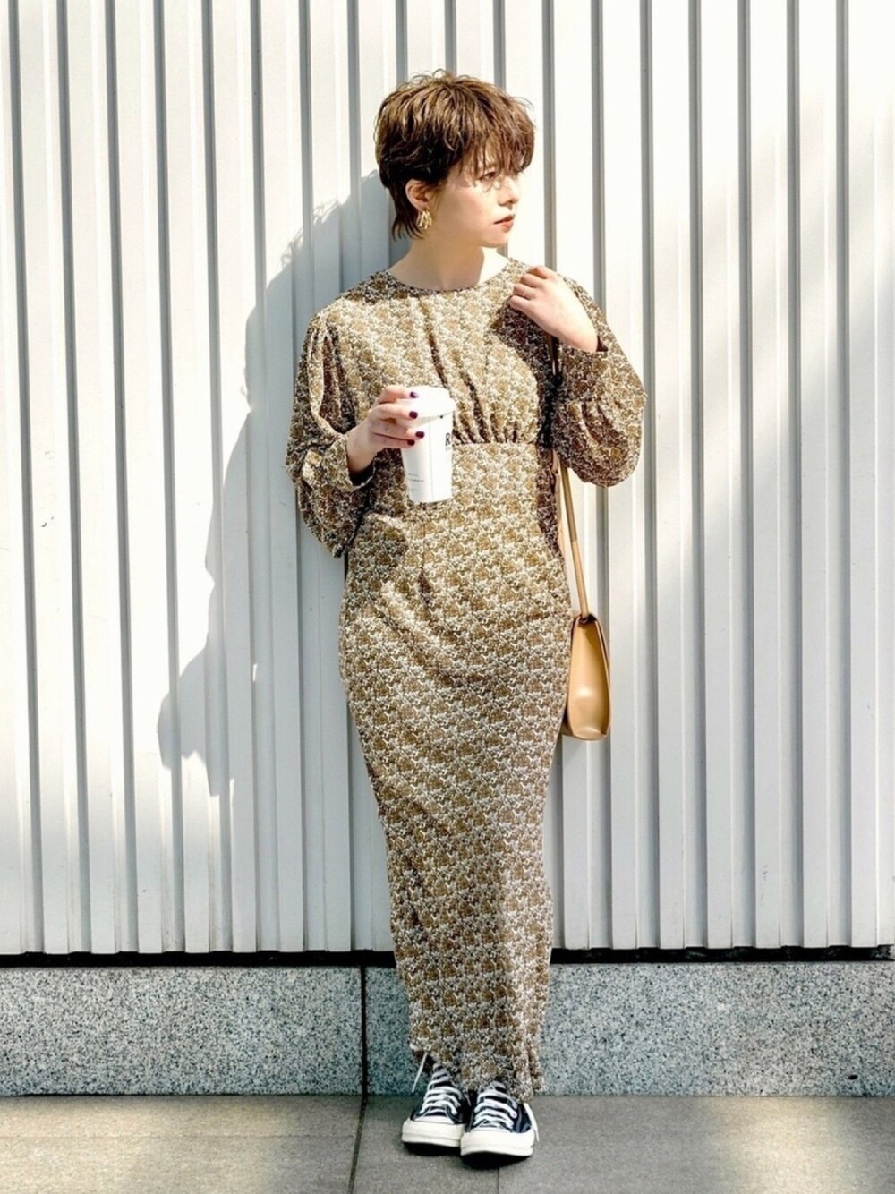 「休日スタイル、プチプラ、ハイカットスニーカー、きれいめカジュアル、春コーデ、花柄ワンピース、ゆるコーデ、低身長コーデ、ロングワンピース、ウエストマーク」｜「Ambre Neigeのミニーショルダーバック／【WEB/EC限定商品】（ショルダーバッグ、ブラウン系）」を使った、naraさん（レディース・152cm）の春コーディネートの1枚目の写真