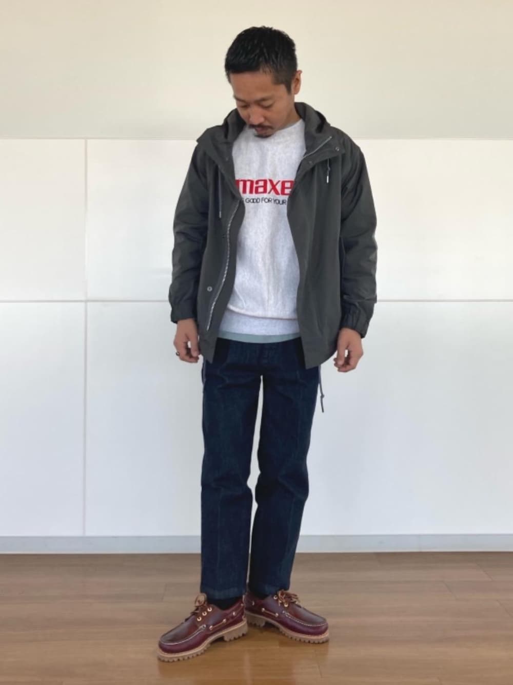 ブルー系のデニムパンツ、グレー系のスウェット、グレー系のモッズコートを着用したメンズの冬コーディネートの1枚目の写真