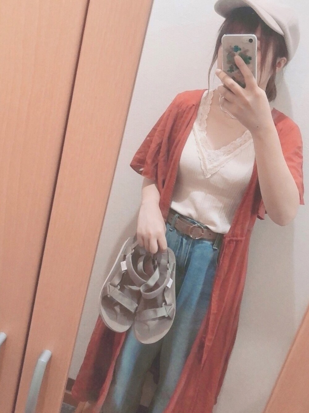 「夏、大学生、お洒落さんとつながりたい、サンダル、低身長、デニムパンツ、ガウン、Crisp、オトナカジュアル、キャップ」｜「Crispのランダムリブレースタンク（タンクトップ、ベージュ系）」を使った、まるるさん（レディース・153cm）の夏コーディネートの1枚目の写真