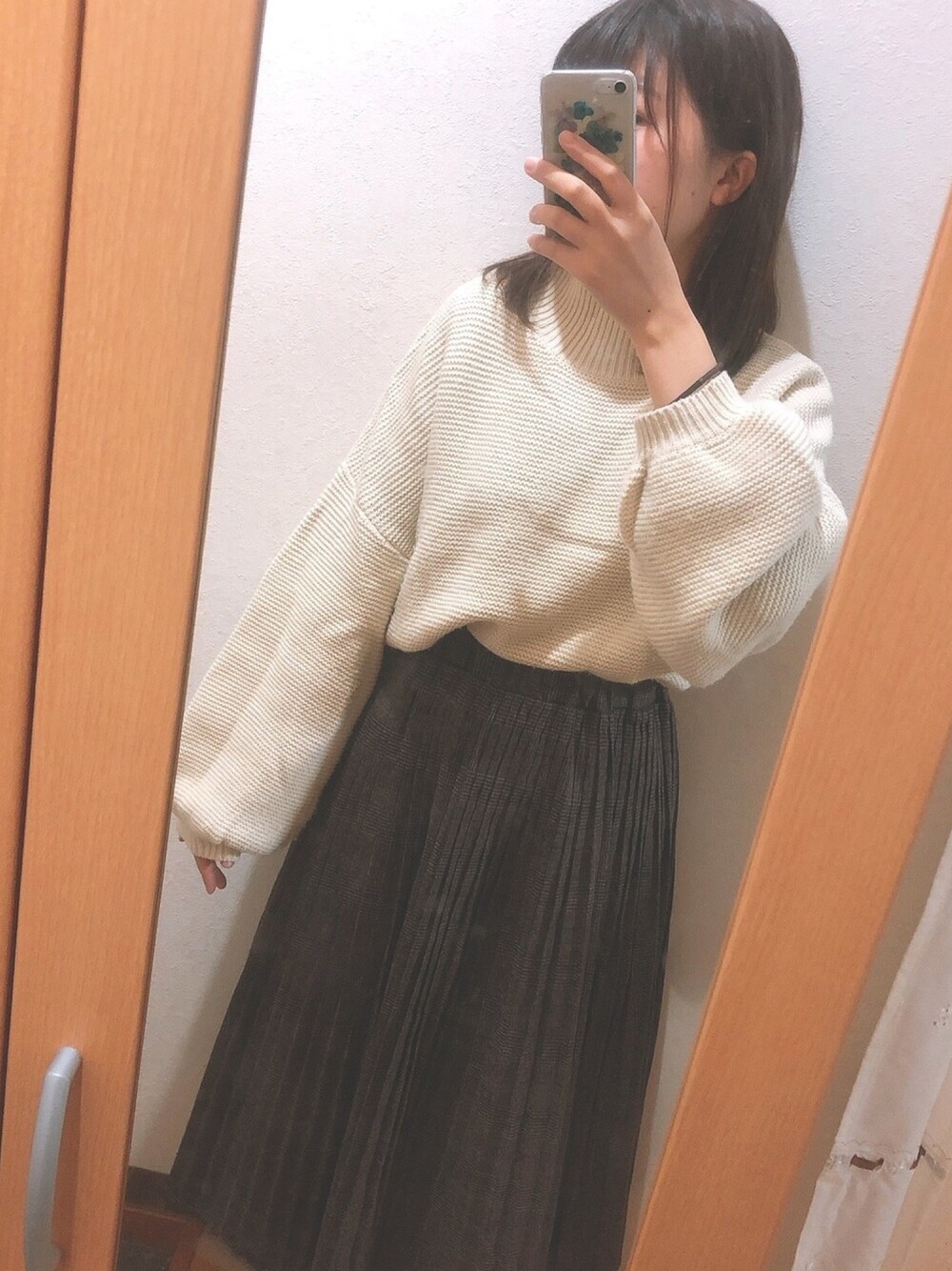 「冬コーデ、秋のコーデ、ボリューム袖、ブラウン、ハイネックニット、おしゃれさんと繋がりたい、低身長、大学生、ガーリー」｜「MERLOTのハイネックバルーンスリーブニットトップス1000（ニット/セーター、ホワイト系）」を使った、まるるさん（レディース・153cm）の秋コーディネートの1枚目の写真