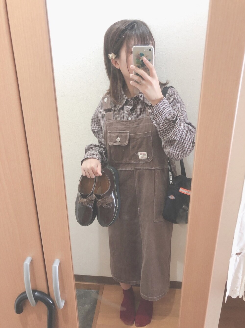 「秋コーデ、チェック、サロペット、ブラウンコーデ、カジュアル、おしゃれさんと繋がりたい、大学生、低身長、韓国ファッション、今日のコーデ」｜「韓国のアイテム（シャツ/ブラウス、ブラウン系）」を使った、まるるさん（レディース・153cm）の秋コーディネートの1枚目の写真