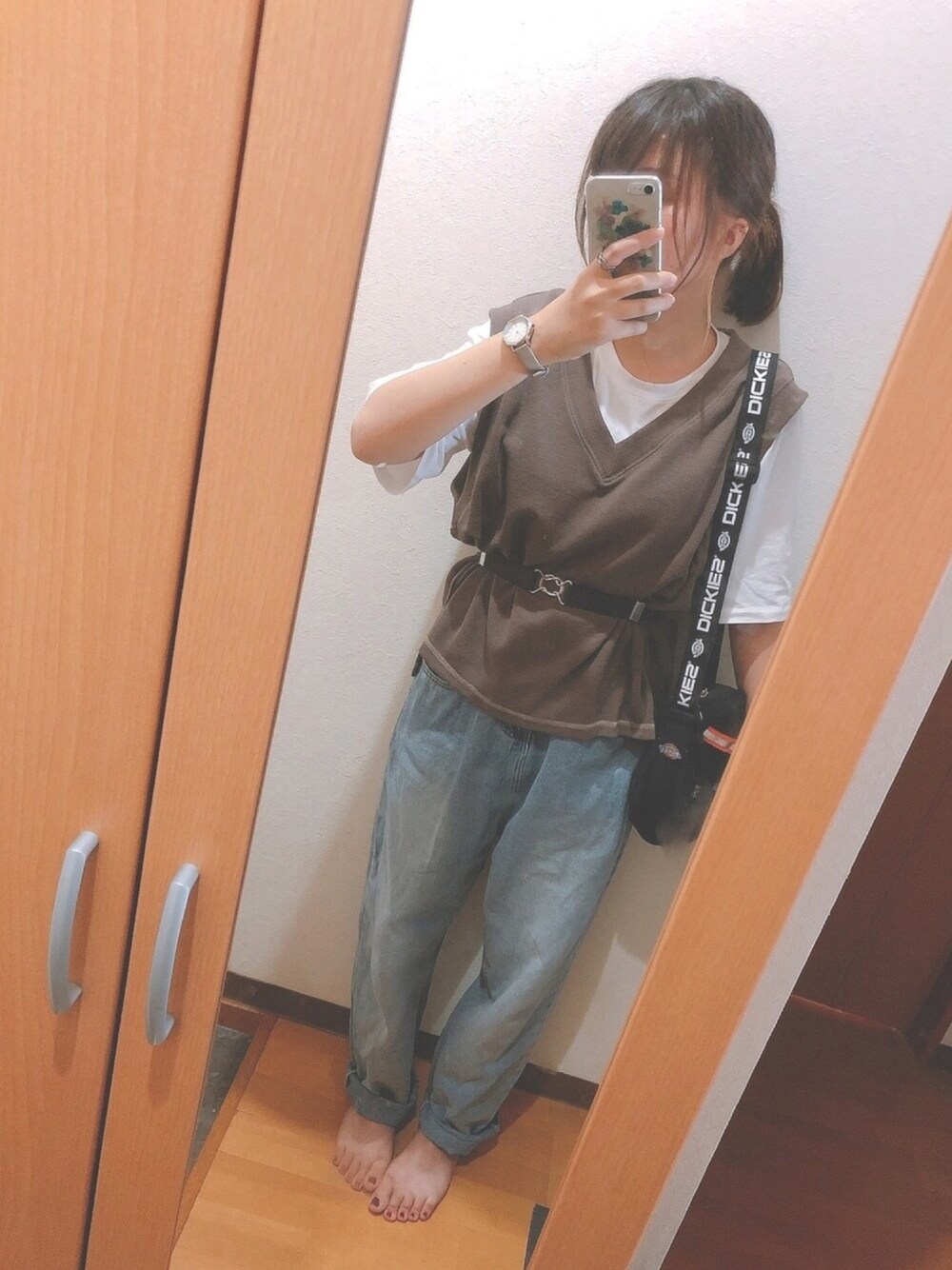 「シンプル、大学生、ベスト、デニムパンツ、低身長、秋コーデ、おしゃれさんと繋がりたい」｜「fumuのアイテム（Tシャツ/カットソー、ホワイト系）」を使った、まるるさん（レディース・153cm）の夏コーディネートの1枚目の写真