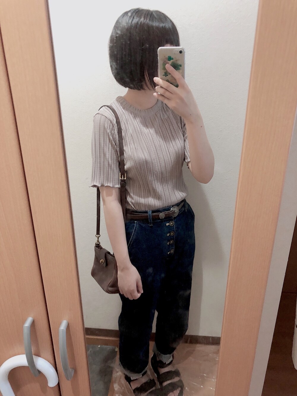 「オトナカジュアル、シンプルコーデ、パンツスタイル、キレイめ、プリーツ、デニム、大人コーデ、おしゃれさんと繋がりたい、低身長、大学生」｜「fifthの細プリーツグロッシーブラウス（シャツ/ブラウス、グリーン系）」を使った、まるるさん（レディース・153cm）の夏コーディネートの1枚目の写真