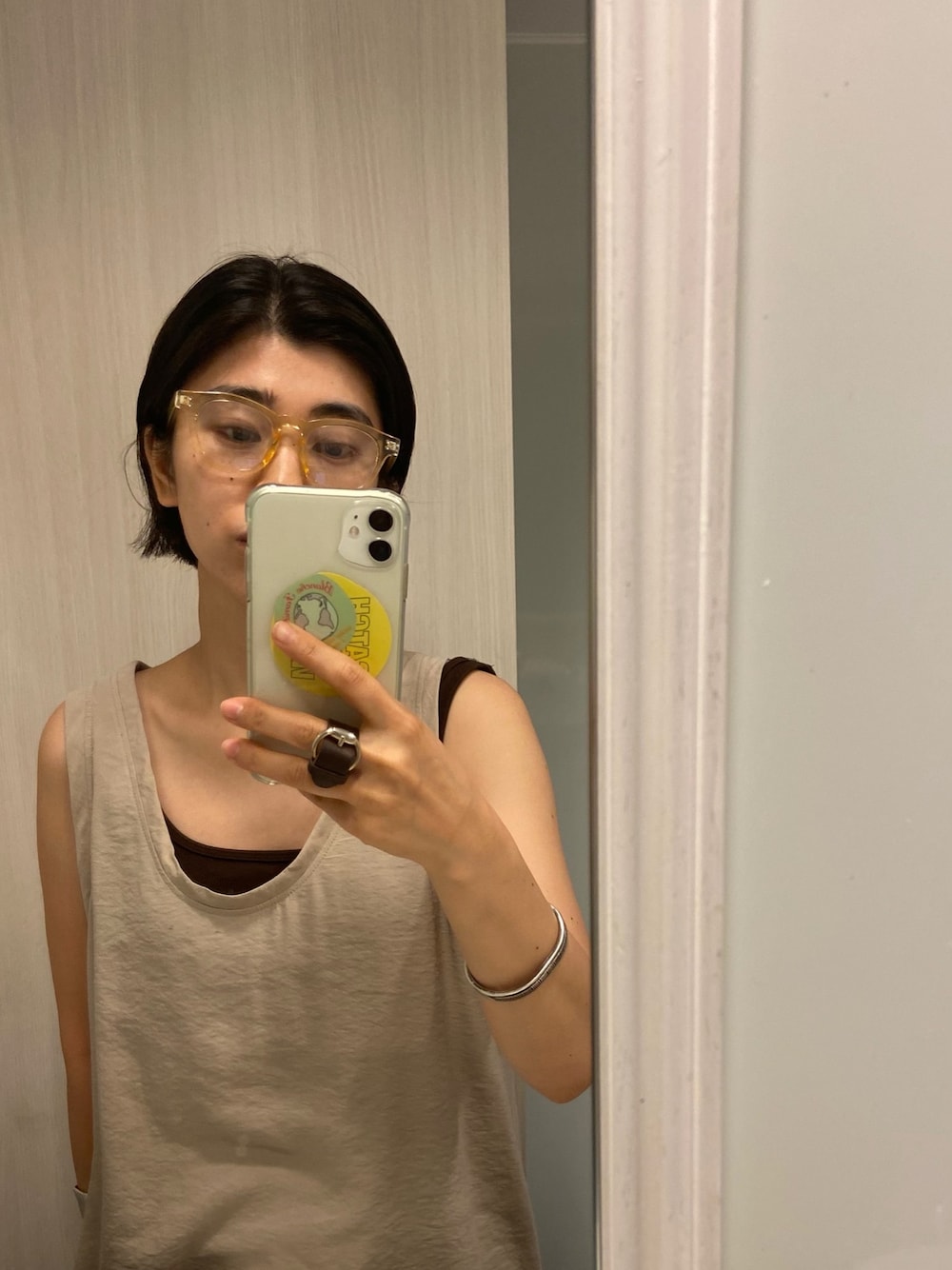 ベージュ系のタンクトップ、ブラウン系のタンクトップを着用したレディースの夏コーディネートの1枚目の写真