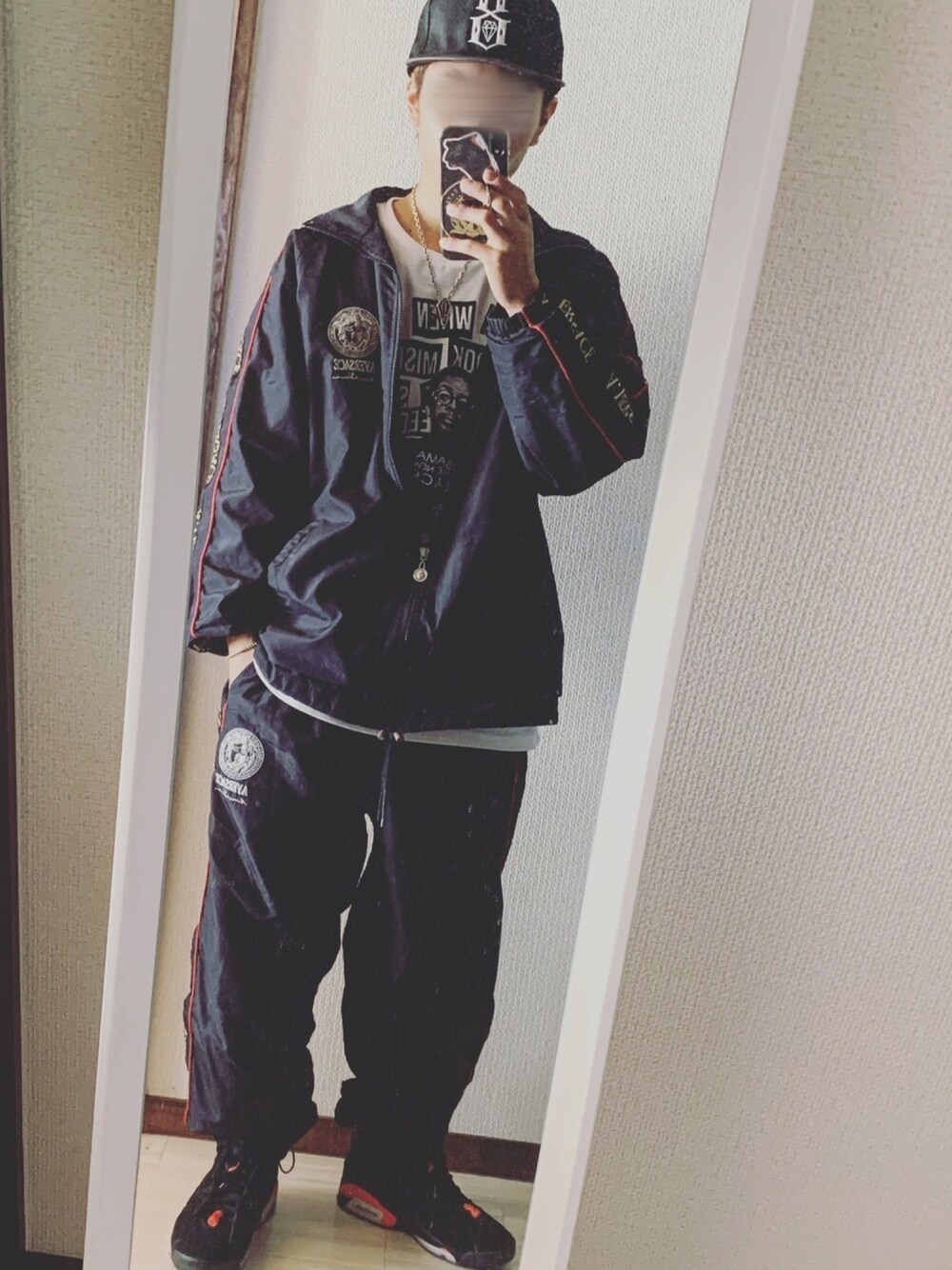 「おしゃれさんと繋がりたい、相互フォロー、いいね、save、フォローお願いします🤑、ストリート、スニーカー、versace、セットアップ、AJ6、REBEL8、キャップ」｜「REBEL8のアイテム（キャップ、ブラック系）」を使った、鮫ハダさん（メンズ・170cm）の冬コーディネートの1枚目の写真