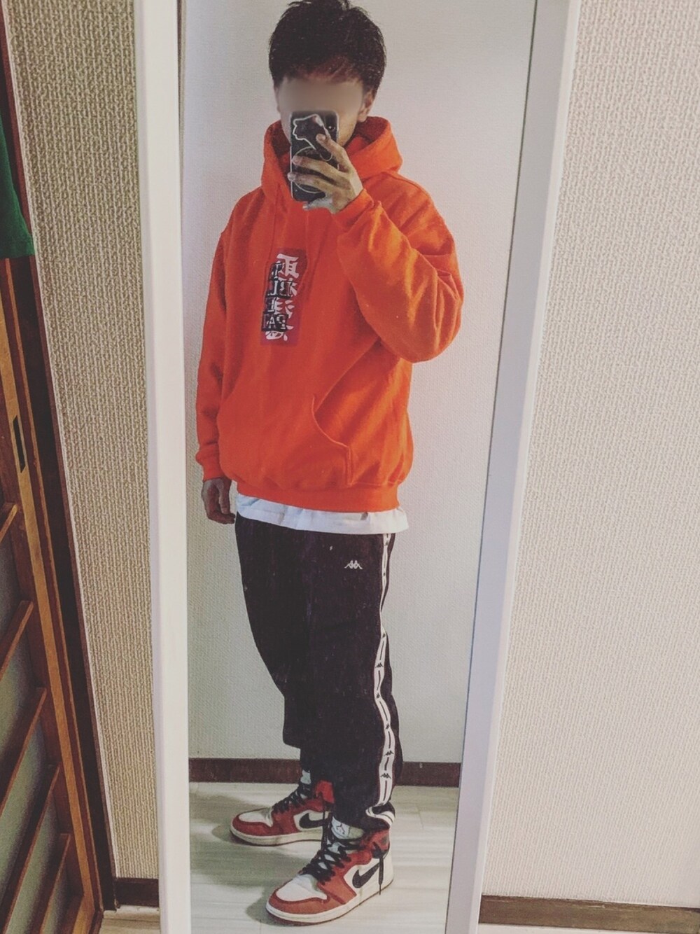 「お洒落さんとつながりたい、相互フォロー、ストリート、スニーカー、いいね、save、フォローお願いします🤑、オレンジ、black eye patch、レイヤードスタイル、KAPPA、トラックパンツ」｜「BlackEyePatchのアイテム（パーカー、オレンジ系）」を使った、鮫ハダさん（メンズ・170cm）の冬コーディネートの1枚目の写真