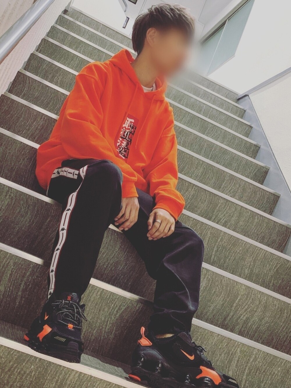 「お洒落さんとつながりたい、相互フォロー、ストリート、スニーカー、いいね、save、フォローお願いします🤑、blackeyepatch、KAPPA、トラックパンツ、パーカー、NIKE」｜「BlackEyePatchのアイテム（パーカー、オレンジ系）」を使った、鮫ハダさん（メンズ・168cm）の春コーディネートの1枚目の写真