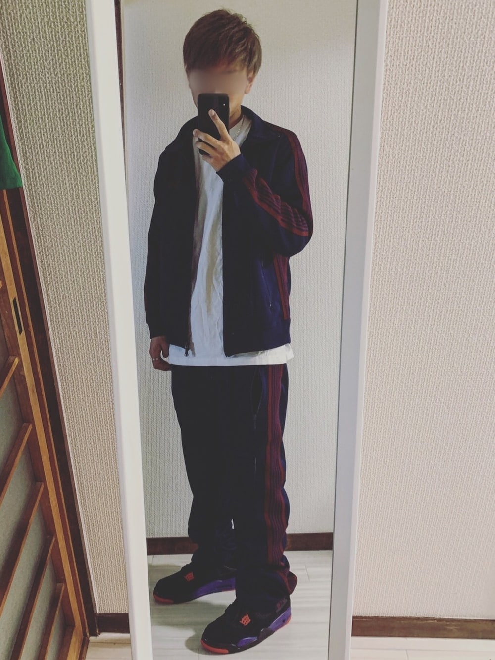 「おしゃれさんと繋がりたい、ストリート、スニーカー、相互フォロー、いいね、save、フォローお願いします🤑、NEEDLES、トラックパンツ、トラックジャケット、AJ4、春コーデ」｜「PRO CLUB のアイテム（Tシャツ/カットソー、ホワイト系）」を使った、鮫ハダさん（メンズ・168cm）の春コーディネートの1枚目の写真
