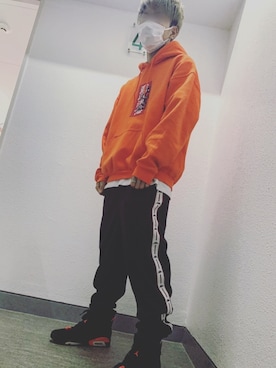 「BlackEyePatch（ブラックアイパッチ）のアイテム（パーカー）」を使った、鮫ハダさん（メンズ・168cm）の春コーディネート