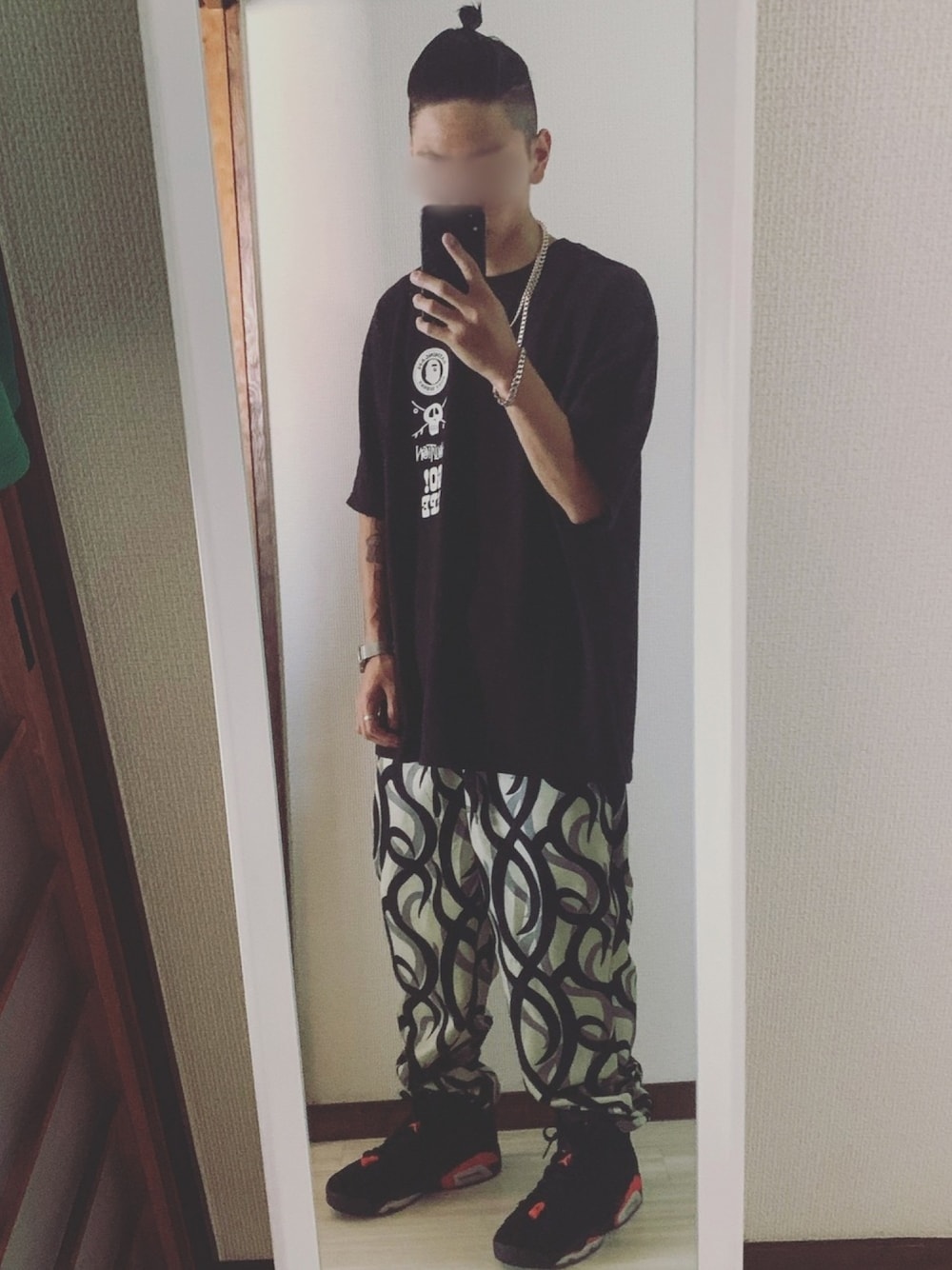 「おしゃれさんと繋がりたい、いいね、save、フォローお願いします🤑、スニーカー、AJ6、相互フォロー、トライバルカモ、カモフラ、迷彩、stussy、A BATHING APE」｜「A BATHING APEのアイテム（Tシャツ/カットソー、ブラック系）」を使った、鮫ハダさん（メンズ・168cm）の夏コーディネートの1枚目の写真